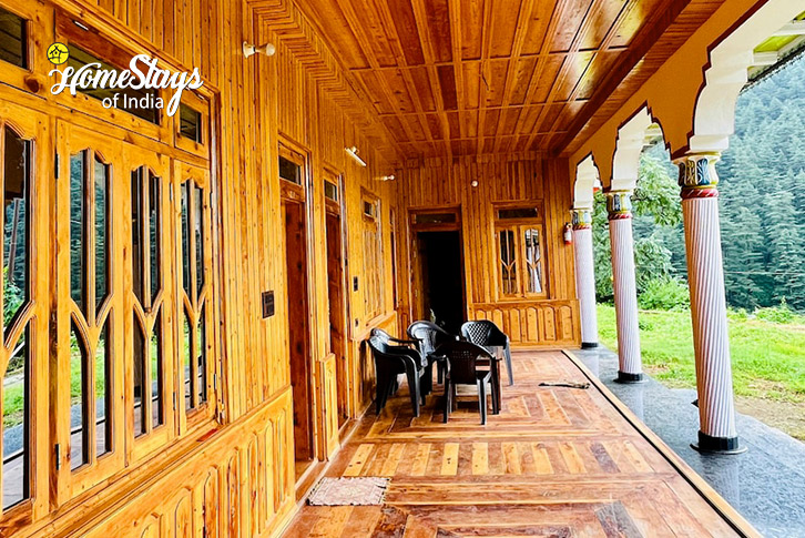 Varandah-Calm Woods Homestay, Devalsari