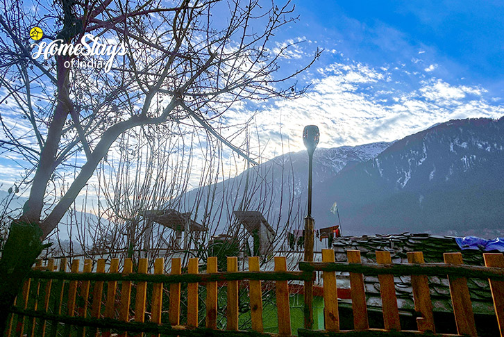 View-Panorama Peaks Homestay-Manali