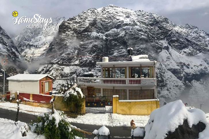 Winter-Exterior-Lap of the Gods Homestay-Joshimath